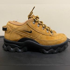 USED Nike Lahar Low Wheat (size 6.5)